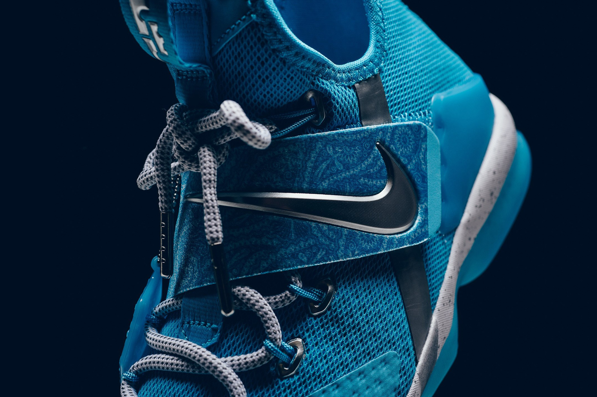 LEBRON SneakerPolitics 08